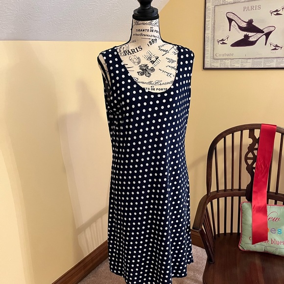 LADIES NAVY AND WHITE SLEEVELESS DRESS
PERFECT DRESS FOR THE KENTUCKY DERBY - Picture 1 of 6
